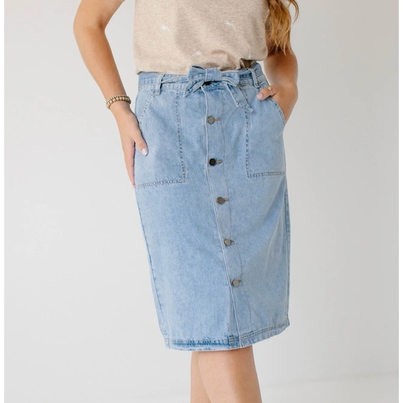 ‘CASSIDY' BUTTON DOWN TIE WAIST DENIM SKIRT IN LIGHT WASH - Picture 6 of 8